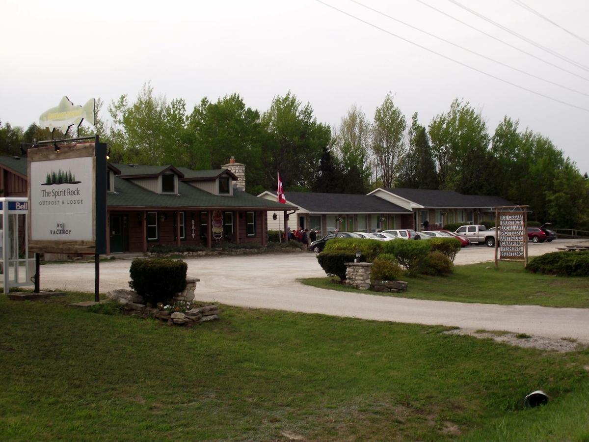 The Spirit Rock Outpost & Lodge Wiarton Exterior photo